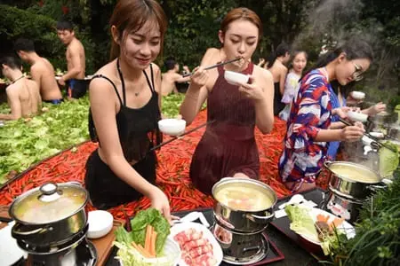 Unik Sekali, 5 Kolam Untuk Pemandian Spa Di Isi Bahan Makan Dan Minuman